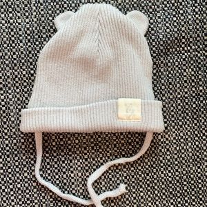 Unisex mid season hat 3-6 months